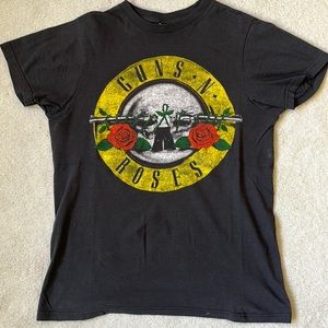 Guns N’ Roses T shirt.